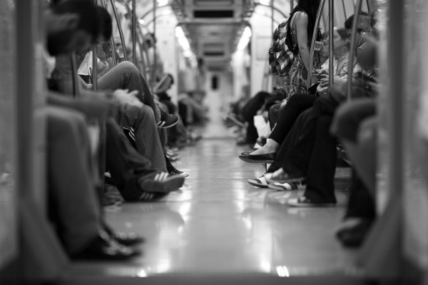 地下鉄で席を譲ってもらえず腹を立てた女性、下半身裸になりそのまま乗車 謎の行動の理由は