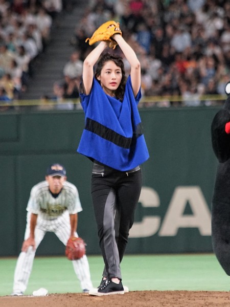 石原さとみ、『ドリームマッチ』始球式に登場 今年は番長直伝の「二段モーション」!