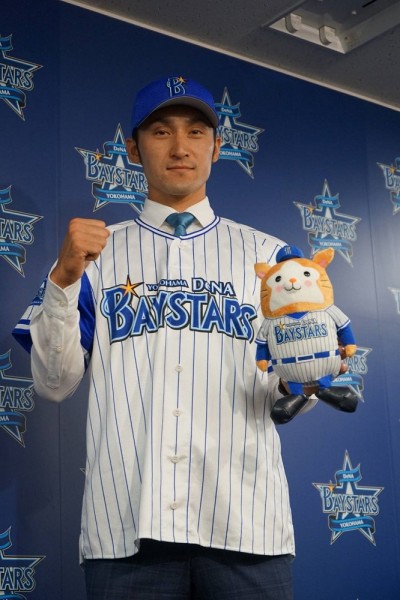 新たな背番号は29!オリックスから電撃トレードの伊藤光がDeNA入団会見