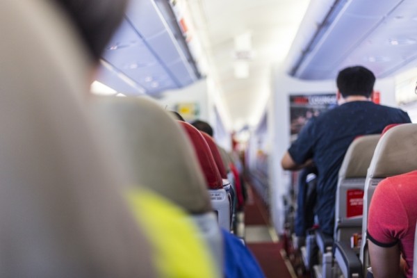 飛行機での赤ちゃんの泣き声対策のため、母親が乗客全員にプレゼントを配る 子供が歓迎されないのはアジア特有?