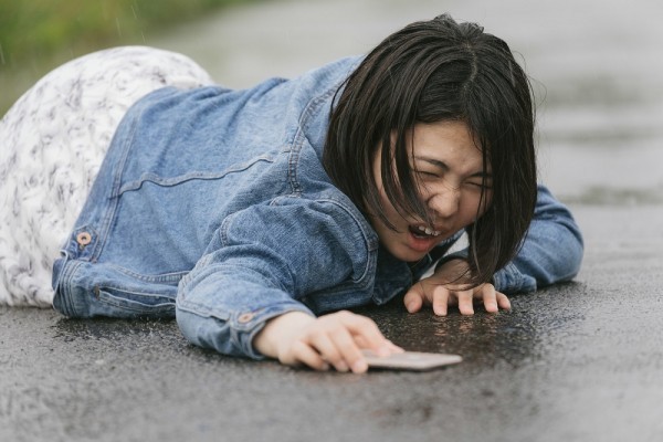 「刑が軽すぎる!」度を越えた“ながらスマホ”で77歳女性を死亡させた元女子大生の求刑に怒りの声