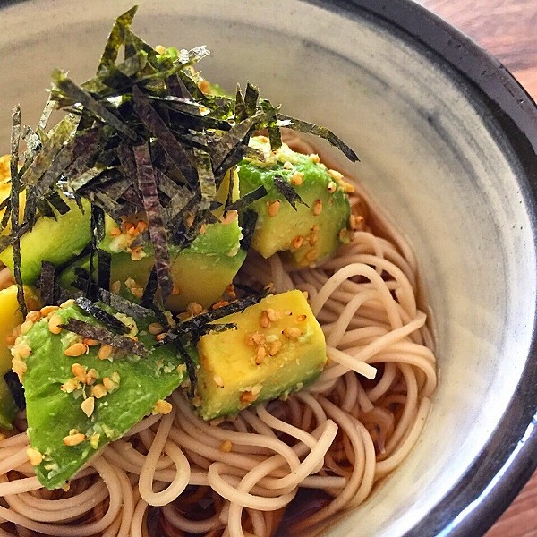 冬場の肌荒れを年越し蕎麦で解消! アボカドわさび蕎麦