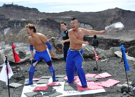 仰天! 「地下プロレス」が「霊峰富士山頂」にて「日本最高峰プロレス」!!