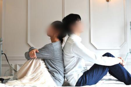 ホワイトデーのお返しなく妻が激怒! ネクタイで夫の首を絞める