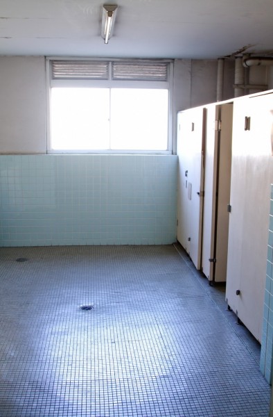 47歳男、女性トイレに設置した盗撮カメラに“映り込み”逮捕 マヌケな犯行に呆れと怒りの声
