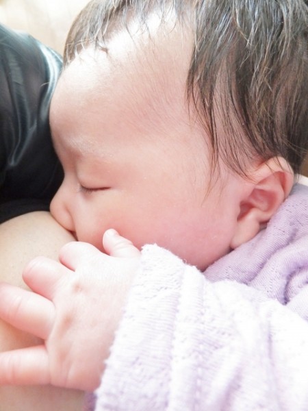 薬物依存症の母親の授乳で乳児が死亡、保護観察処分となるも「故意では」と厳しい声