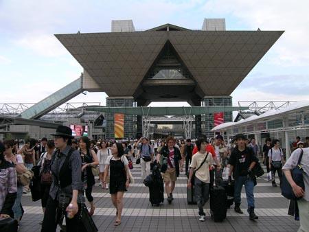 真夏のヲタク祭りコミケ開幕 「麻生アウト」の声続出