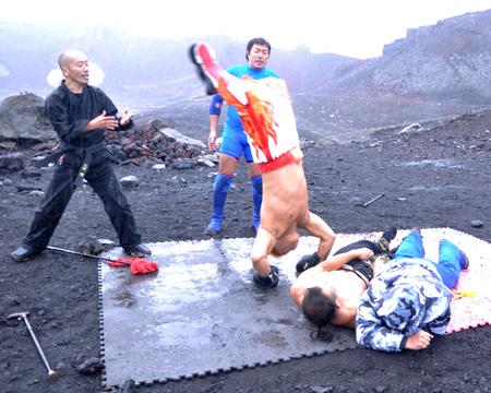 地下プロレスによる「富士山頂プロレス」ふたたび! 雷雨とヒョウの中試合強行で大荒れ!!
