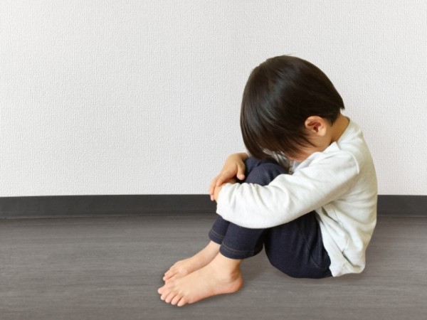 激怒し踏みつけ息子が死亡…35歳父親のありえない行動、その些細な原因に驚愕