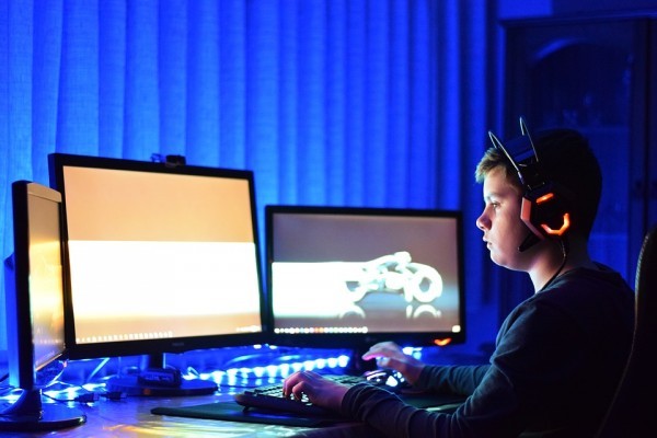 ゲーム依存の息子の母、ネカフェに食事を運び食べさせる 「甘やかしすぎ」と批判殺到