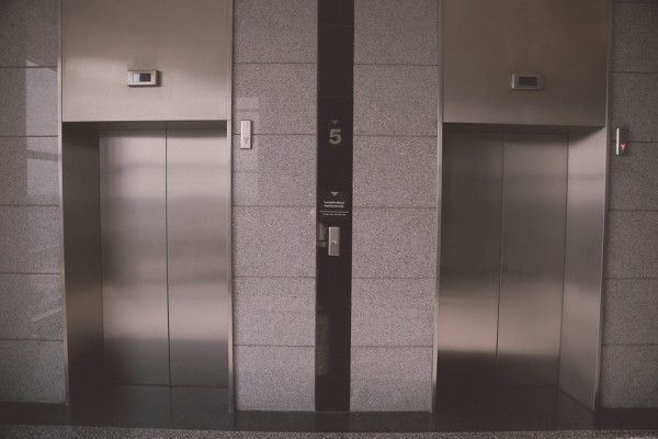 開いたエレベーターが突然落下、30歳男性が挟まれて死亡「もうエレベーターに乗らない」恐怖の声も