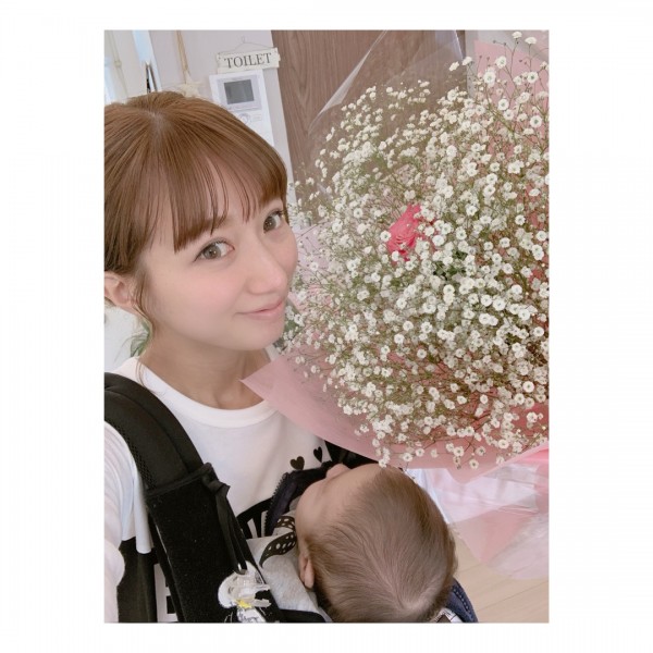 ゴマキの不倫スキャンダルの中“辻希美が最強”と話題 夫からの個性的な花束を自慢し「素敵夫婦」