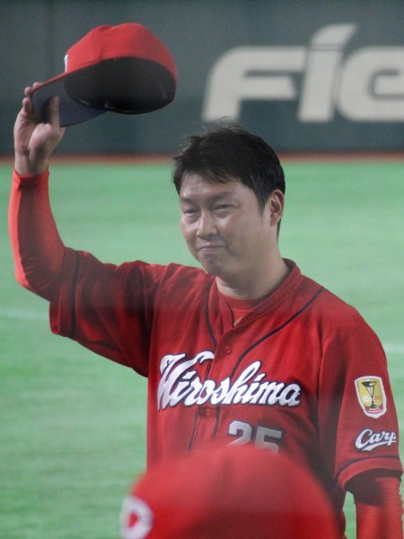 ファンの想いに応えた最高のプレゼント 元広島・新井貴浩氏の“神対応”が話題