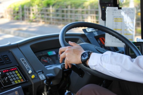 「客に暴言を吐いた」バスの運転手が処分 その理由に同情の声