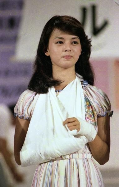 還暦! 今年60歳になった岡田奈々の美貌に若者も驚愕「まじで結婚したい」