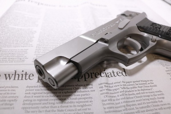 米国女性警官、自宅と間違え発砲し男性死亡 「“部屋を勘違いした”だけで射殺」に疑問の声
