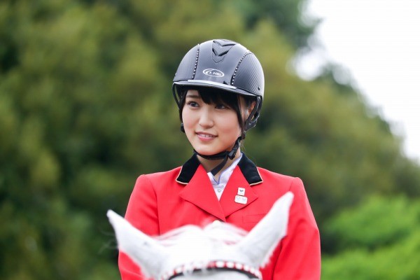 欅坂46の菅井友香、馬術スペシャルアンバサダーに就任! 乗馬コスも披露