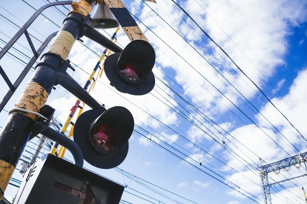 60代男、踏切内に進入し「ダメだよ」と手を振り電車と衝突事故 意味不明な行動に批判殺到