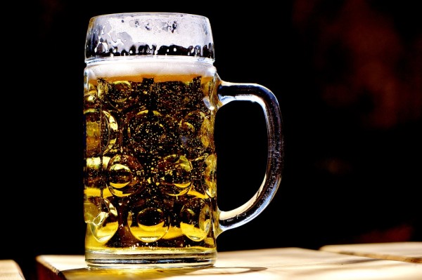 “食用油のガブ飲み”で人気の動画配信者、配信直後に死亡 稼いだ額にも驚きと悲しみの声