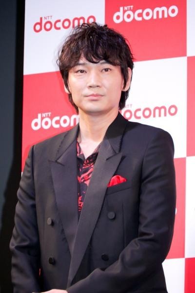 佐久間由衣との交際のために、綾野剛が夜遊びを“卒業”?