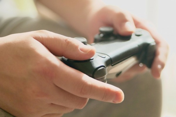 47歳母、14歳息子の首をゲーム機のコードで締めて逮捕 無理のある言い訳に怒り爆発