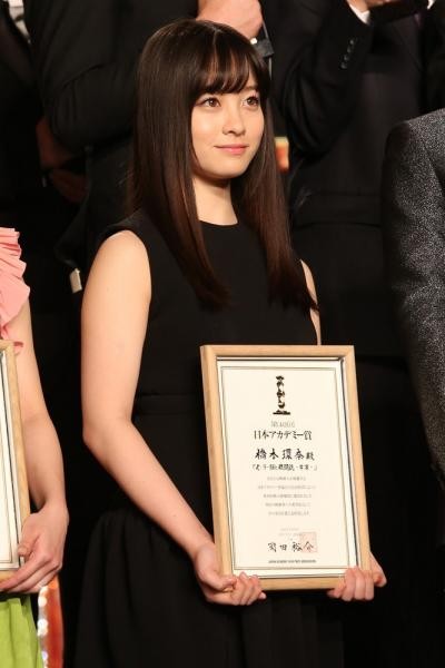 本処女・橋本環奈“手ブラ巨乳ギリショット”でサヨナラ10代