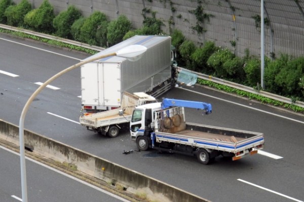 理由は「急いでいる」高速でトレーラーを煽り木刀で殴打した男