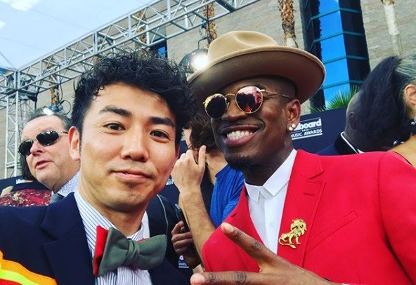 ピース綾部のインスタに注目集まる グラミー賞アーティスト、あの常連芸人も降臨
