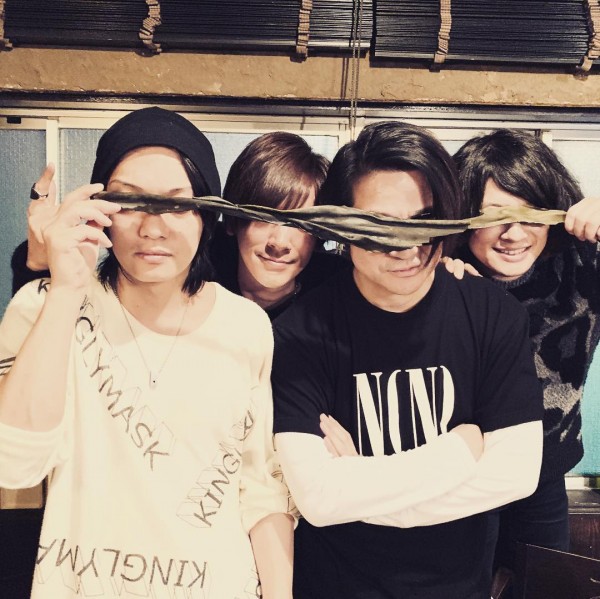 GLAY・TERUが投稿した豪華メンバー写真で再び容姿に注目集まる “昆布目隠し”にも批判