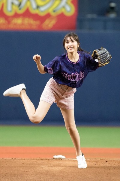 「悔しい!」佐野ひなこ、2度目の始球式もノーバン投球ならず!