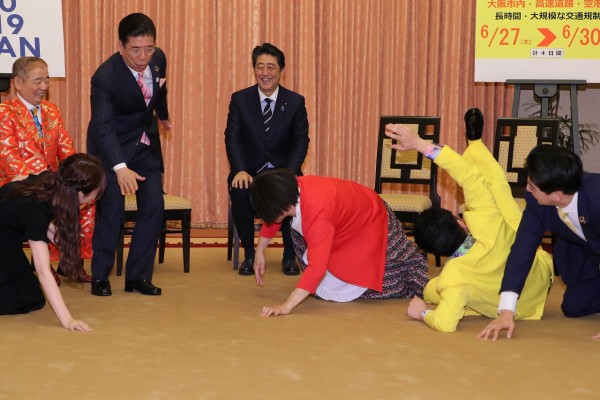 安倍首相、自身のモノマネ芸人に「複雑」 首相官邸によしもと軍団が襲来、伝統の“コケ芸”も披露