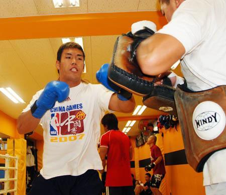 プロレス入りしたはずのK-1ヘビー級王者・京太郎がプロボクサーに転向!
