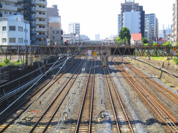 踏切に扇風機が放置され、電車と衝突 あわや大惨事の犯罪に怒りの声殺到
