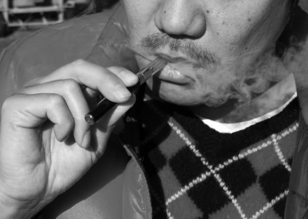 若者に大流行 「電子タバコ」で吸える“麻薬リキッド”の恐怖②iPhoneで大麻吸引!?