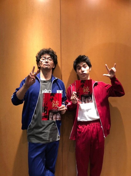 村上淳・虹郎親子初共演、母の曲を熱唱! “既に大物の風格”で父の秘密を暴露