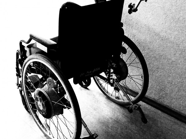 SNSで有名になった車いすの男、障害者年金を12年間「不正受給」 体を張った偽装工作に驚きの声