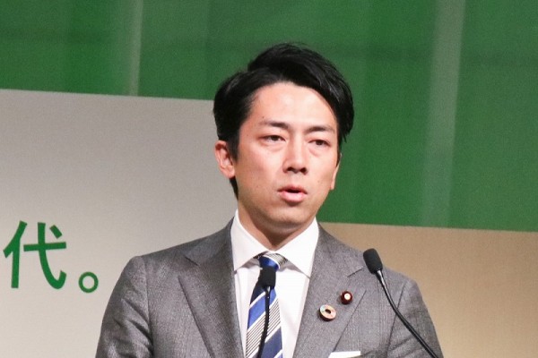 小泉進次郎環境相、第一子の未来案じ「海洋プラスチックゴミ」の撲滅訴える
