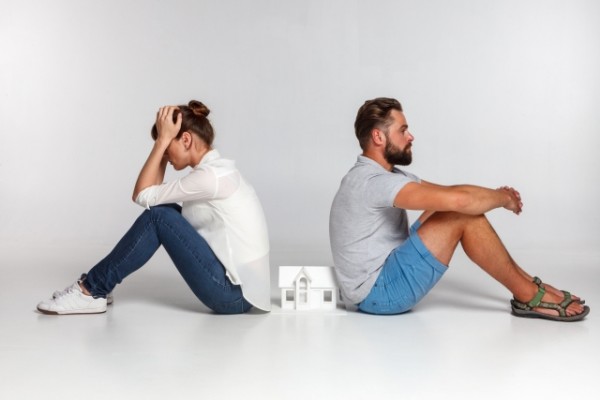 離婚申請の理由は「夫が臭い」? スッピンに衝撃、LINEの既読スルーなど仰天の離婚理由も