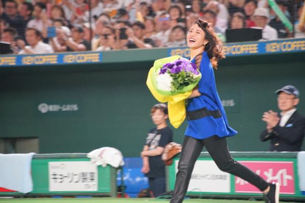石原さとみ、『ドリームマッチ』始球式に登場 今年は番長直伝の「二段モーション」!
