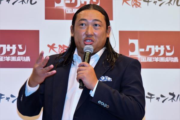 ロバート秋山、映画で友近とラブシーン! 役作りで「お金を払ってキスの練習をした」