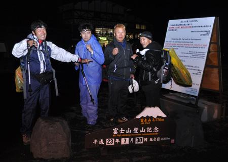 地下プロレスによる「富士山頂プロレス」ふたたび! 雷雨とヒョウの中試合強行で大荒れ!!