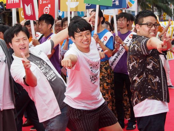 スター揃いのレッドカーペットで、一番人気はユーチューバー? 沖縄国際映画祭、受賞作決定!