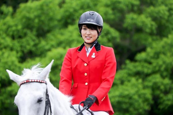 欅坂46の菅井友香、馬術スペシャルアンバサダーに就任! 乗馬コスも披露