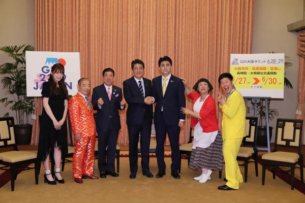 安倍首相、自身のモノマネ芸人に「複雑」 首相官邸によしもと軍団が襲来、伝統の“コケ芸”も披露