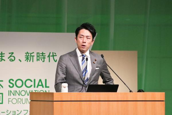 小泉進次郎環境相、第一子の未来案じ「海洋プラスチックゴミ」の撲滅訴える