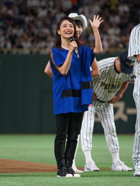 石原さとみ、『ドリームマッチ』始球式に登場 今年は番長直伝の「二段モーション」!