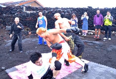 地下プロレスによる「富士山頂プロレス」ふたたび! 雷雨とヒョウの中試合強行で大荒れ!!
