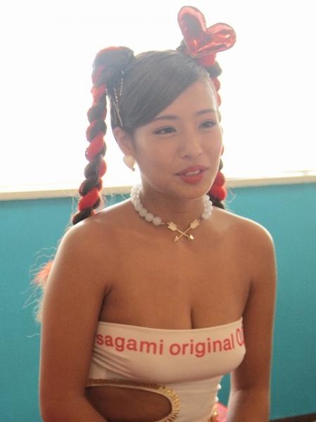 人気グラドル森咲智美は“おじ様”が好み? 元同居人・橋本梨奈と息ぴったりの「サガミオリジナル002宣伝大使」に!