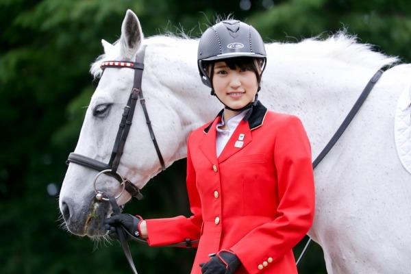 欅坂46の菅井友香、馬術スペシャルアンバサダーに就任! 乗馬コスも披露