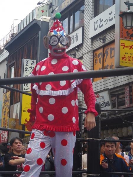 路上で熱狂! “デスマッチのカリスマ”葛西純が白昼の新宿三丁目にパールハーバースプラッシュ